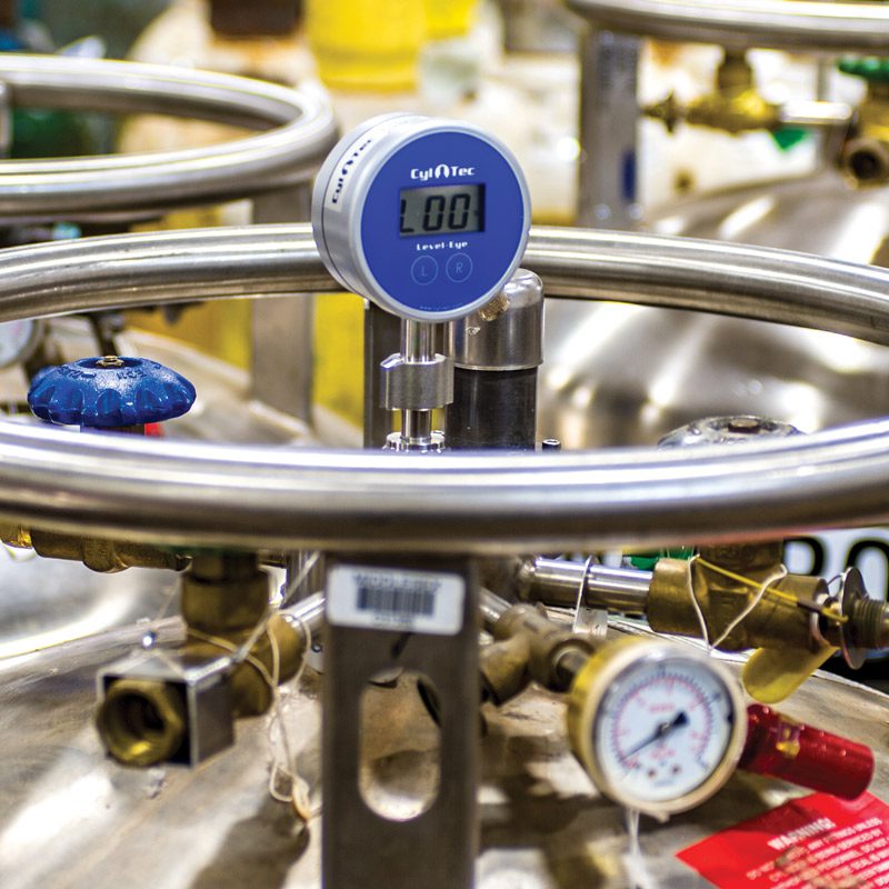 A photo of a blue dial on a gas chamber