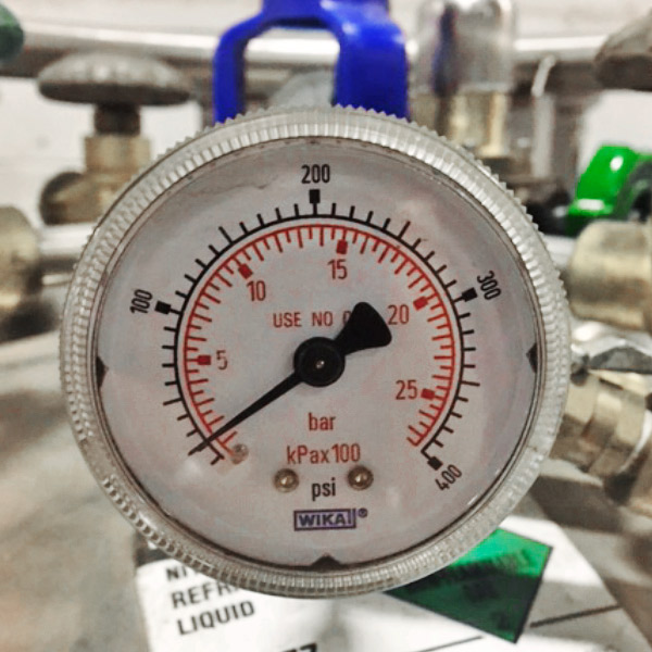 A photo showing a pressure gauge