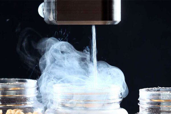 Automated industrial filling machine dispensing liquid into containers